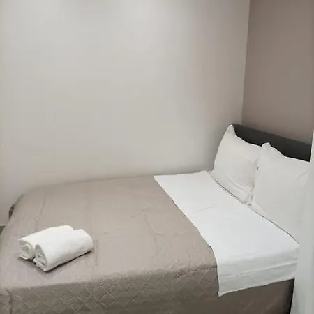 Emplacement De Premier Ordre En Bas Des Plages Et Des Commerces Жюан-ле-Пен