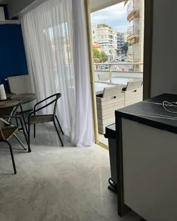 Emplacement De Premier Ordre En Bas Des Plages Et Des Commerces Жюан-ле-Пен