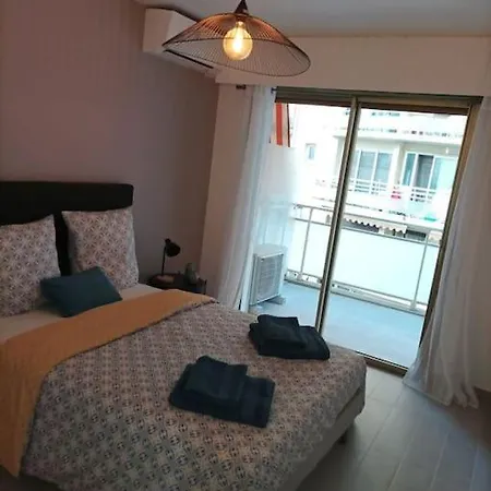 Апартаменти Emplacement De Premier Ordre En Bas Des Plages Et Des Commerces Жюан-ле-Пен