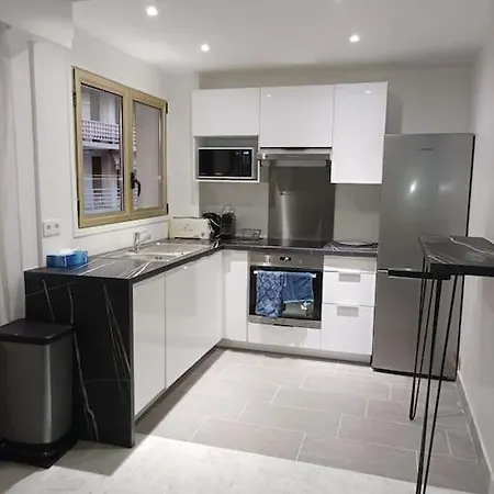 Emplacement De Premier Ordre En Bas Des Plages Et Des Commerces Жюан-ле-Пен