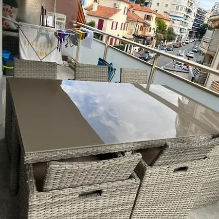 Emplacement De Premier Ordre En Bas Des Plages Et Des Commerces * Juan-les-Pins